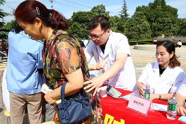 登封市卫生系统2018年服务百姓健康行动大型义诊周活动正式启动。