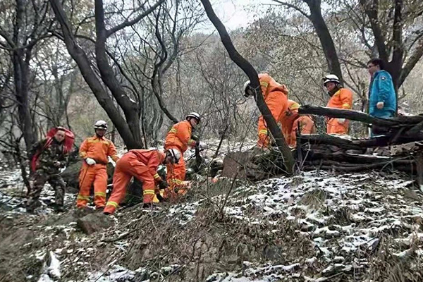 爬山游玩不慎坠崖我院急诊科紧急救援