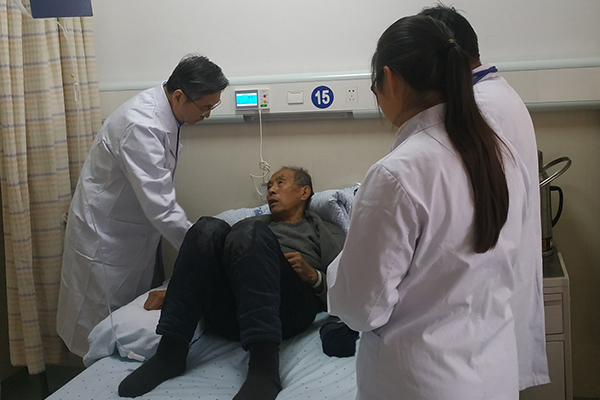 王少斌教授在我院肝胆病中心病房诊疗