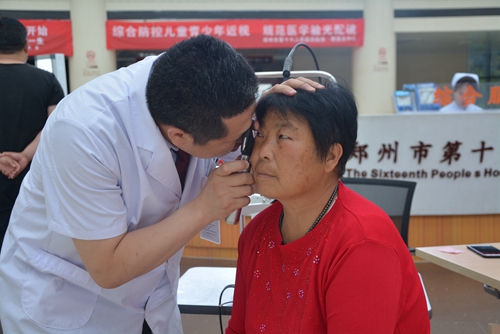 我院眼科举办全国“爱眼日”义诊活动