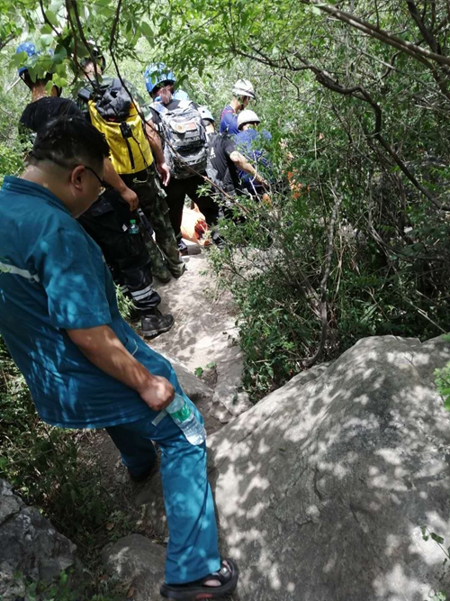 登山失足困山顶我院急诊救援接力挽生命！