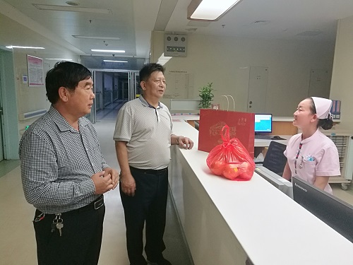 我院领导中秋节看望慰问住院患者及值班医务人员
