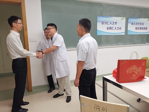 我院领导中秋节看望慰问住院患者及值班医务人员