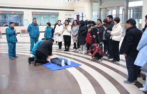 120急救宣传日我院积极开展急救知识普及活动