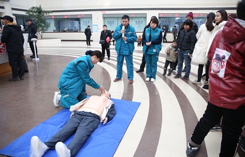 120急救宣传日我院积极开展急救知识普及活动