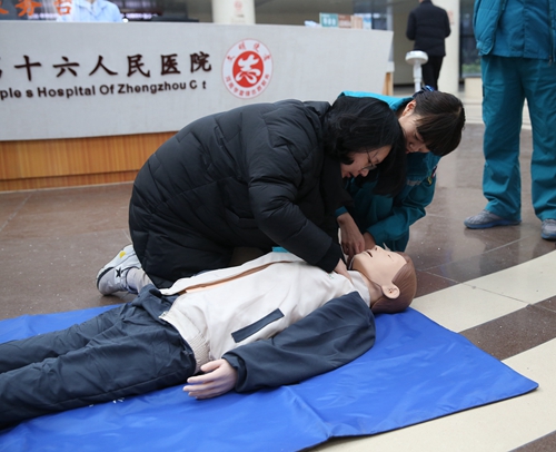 120急救宣传日我院积极开展急救知识普及活动