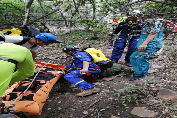 急救人员翻山越岭火速救援