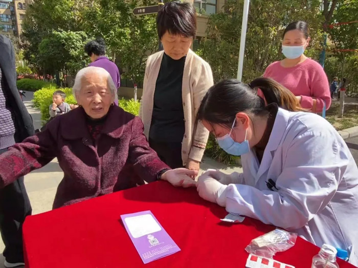 郑州阳城医院义诊服务走进龙玺湾小区