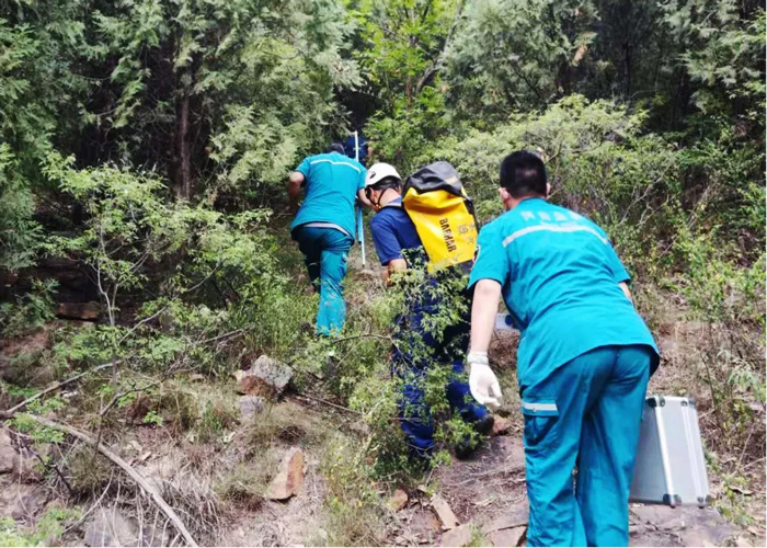 市民酷暑登山被困我院急诊科联合消防官兵紧急救援转危为安