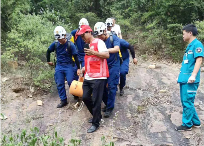 市民酷暑登山被困我院急诊科联合消防官兵紧急救援转危为安