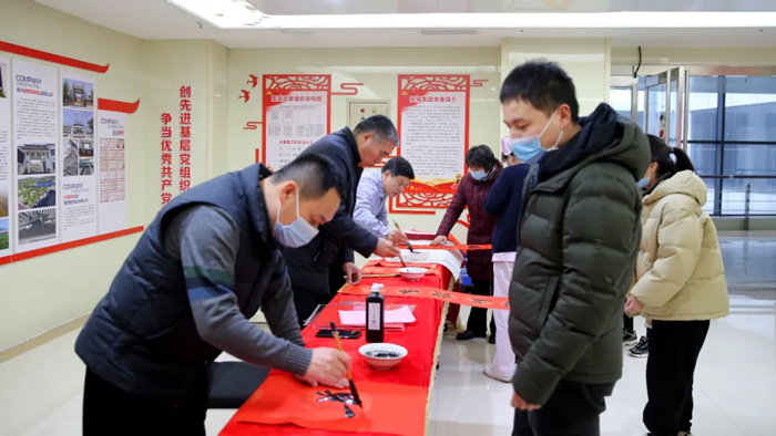 迎春送“福”写春联 翰墨飘香添“年”味 —郑州阳城医院工会组织开展写春联送祝福活动