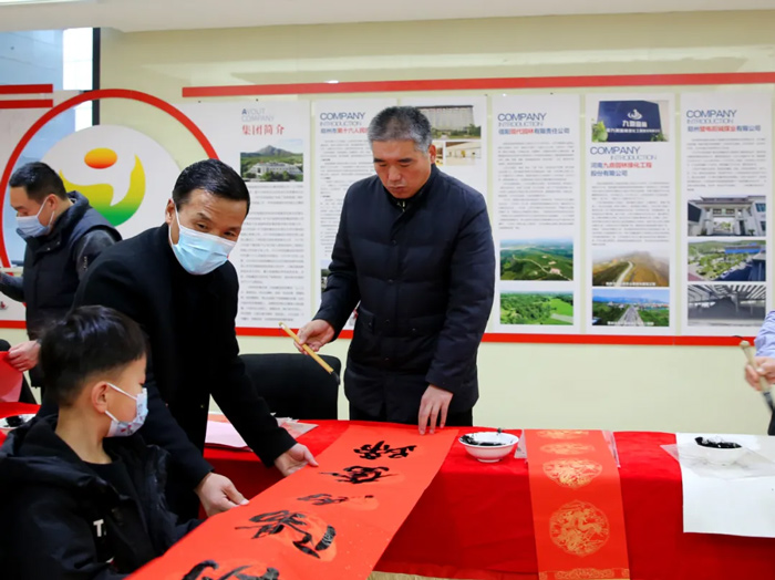 迎春送“福”写春联 翰墨飘香添“年”味 —郑州阳城医院工会组织开展写春联送祝福活动