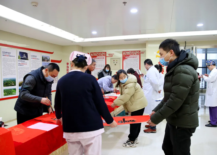 迎春送“福”写春联 翰墨飘香添“年”味 —郑州阳城医院工会组织开展写春联送祝福活动