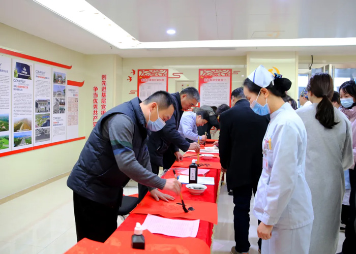 迎春送“福”写春联 翰墨飘香添“年”味 —郑州阳城医院工会组织开展写春联送祝福活动