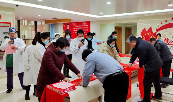 迎春送“福”写春联 翰墨飘香添“年”味 —郑州阳城医院工会组织开展写春联送祝福活动