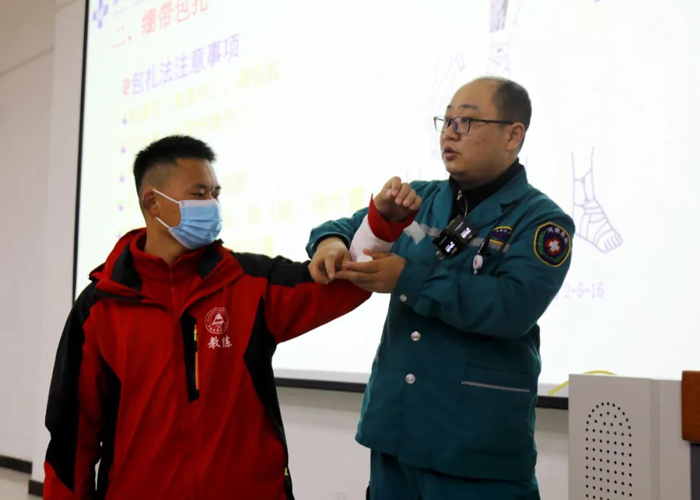 我院急诊医学科受邀为少林延鲁武术学校全体职工开展急救知识和技能培训