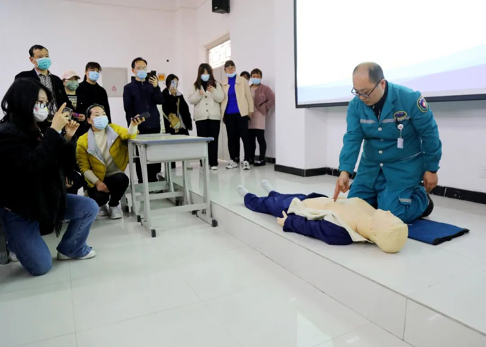 我院急诊医学科受邀为少林延鲁武术学校全体职工开展急救知识和技能培训