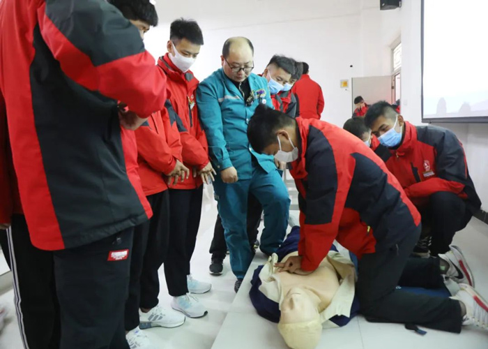 我院急诊医学科受邀为少林延鲁武术学校全体职工开展急救知识和技能培训