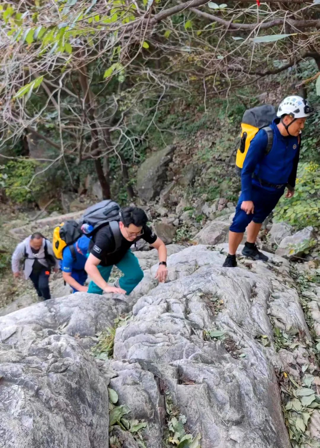 游客登山不走“寻常路”遇险，幸有“急诊绿”、“火焰蓝”翻山越岭紧急救援！