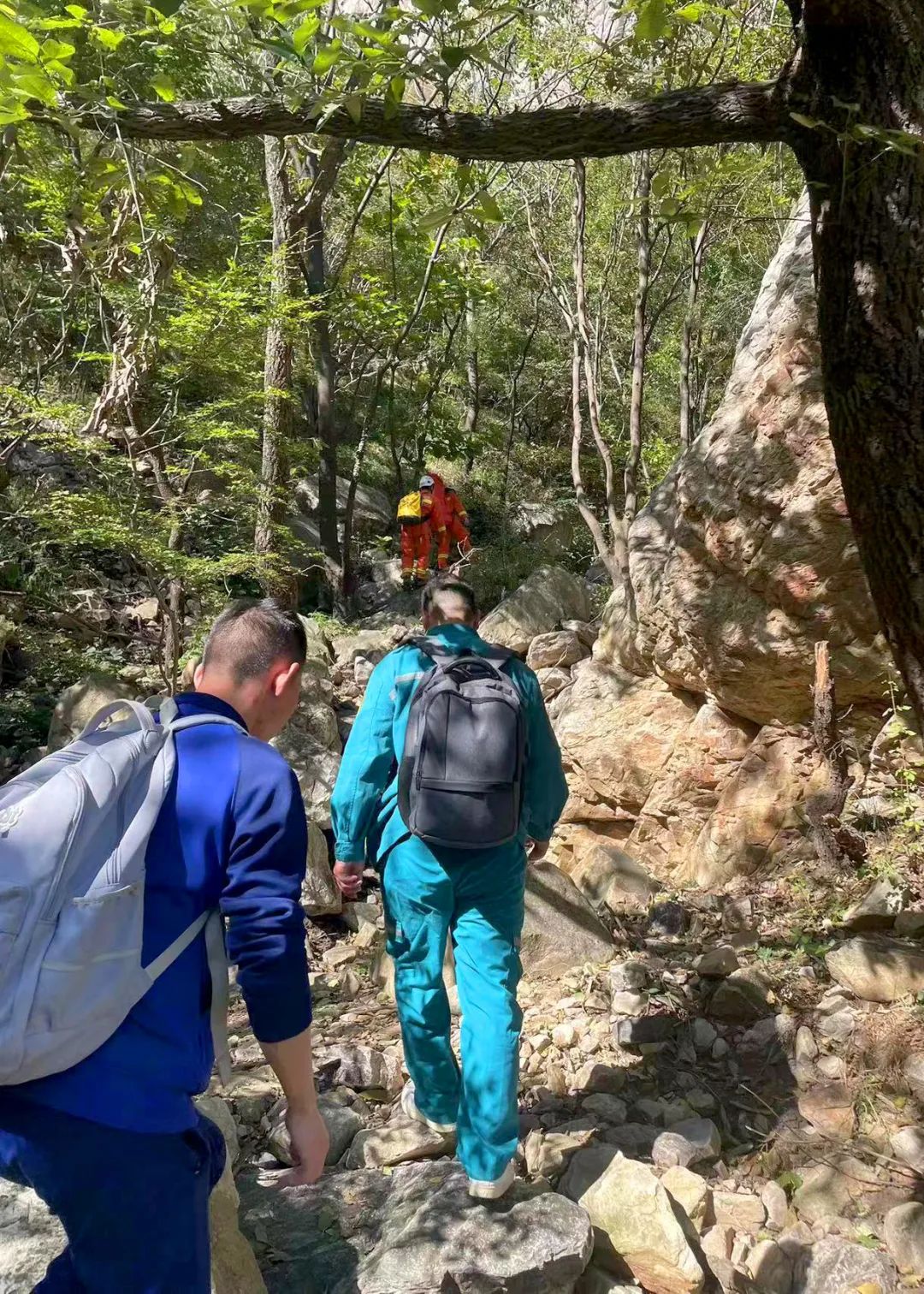 游客登山不走“寻常路”遇险，幸有“急诊绿”、“火焰蓝”翻山越岭紧急救援！